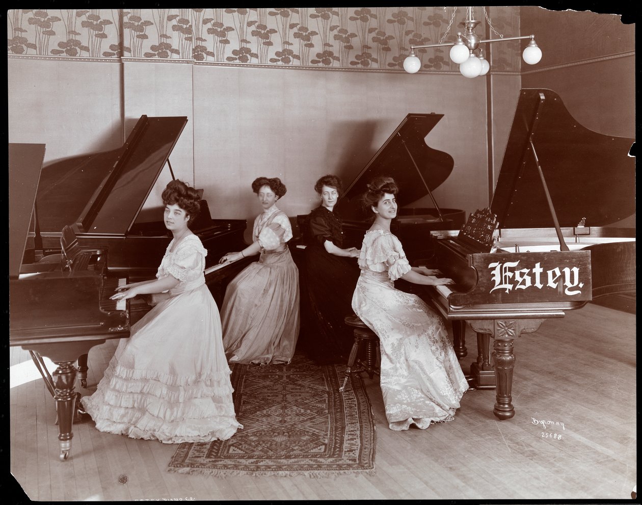 Cztery kobiety siedzące przy fortepianach w Estey Piano Corporation, 1908 (srebrny odbitka żelatynowa) autorstwa Byron Company