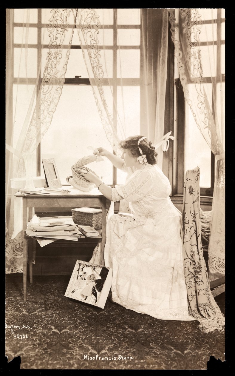 Frances Starr w swoim domu w Nowym Jorku (srebrny odcisk żelatynowy) autorstwa Byron Company