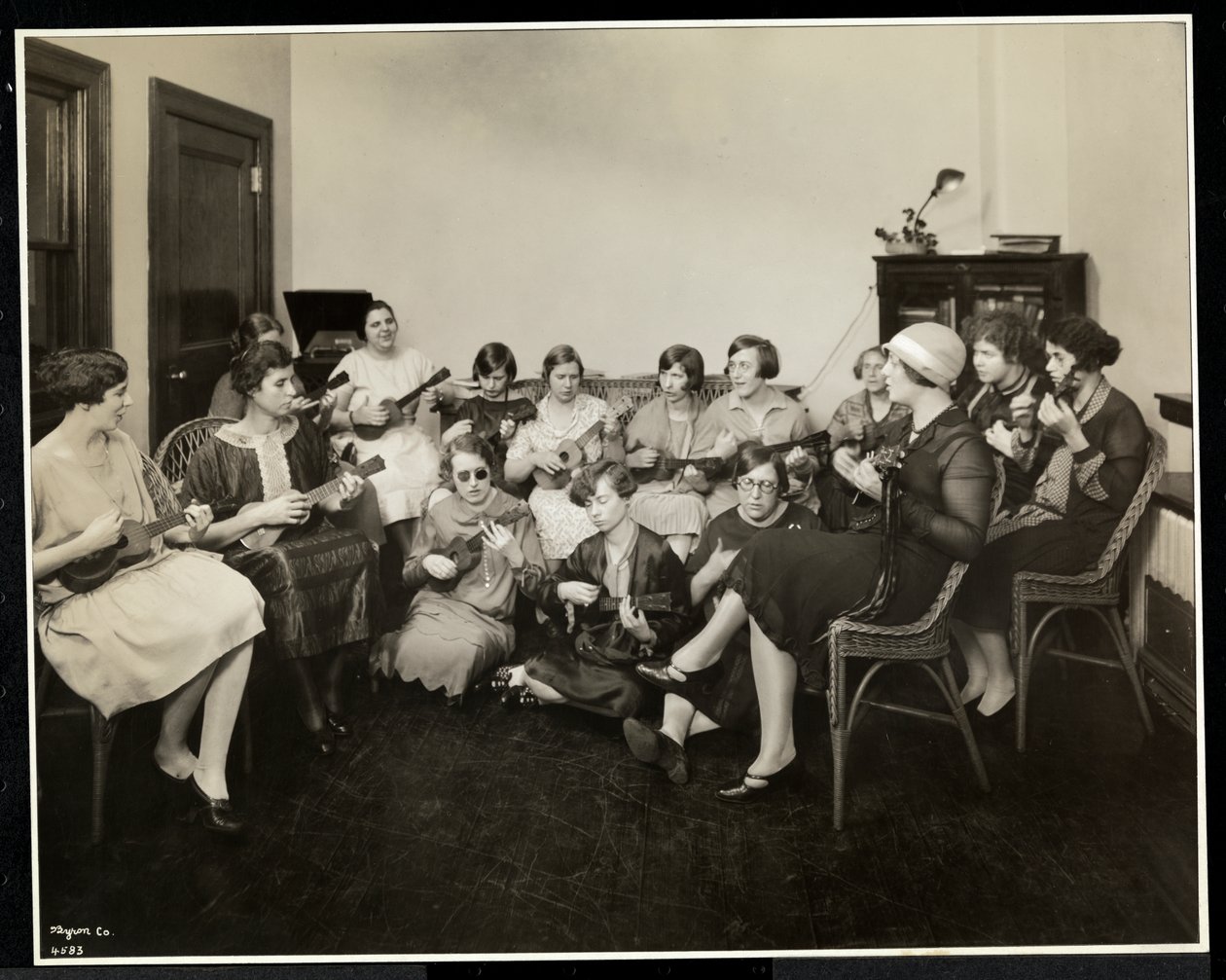 Grupa młodych niewidomych kobiet grających na ukelele w nowojorskim stowarzyszeniu dla niewidomych, 111 East 59th Street, Nowy Jork, 1926 (srebrny odbitka żelatynowa) autorstwa Byron Company