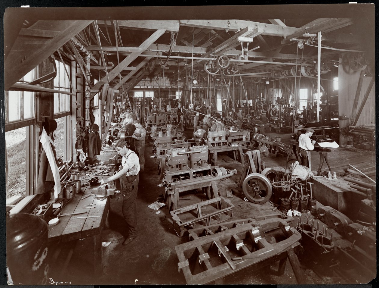 Widok wnętrza jachtu New York, Launch und Engine Co. na rzece Harlem, Nowy Jork, 1905 (srebrny odbitka żelatynowa) autorstwa Byron Company