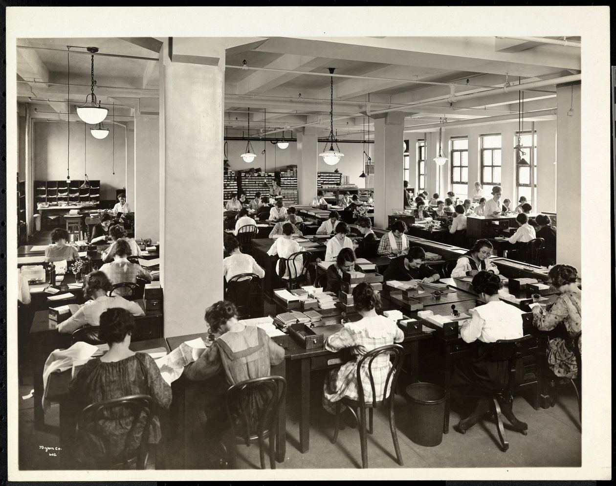 Widok wnętrza kobiet pracujących w dziale zamówień w International Magazine Co., 119 West 40th Street, Nowy Jork, 1919 (srebrny odbitka żelatynowa) autorstwa Byron Company