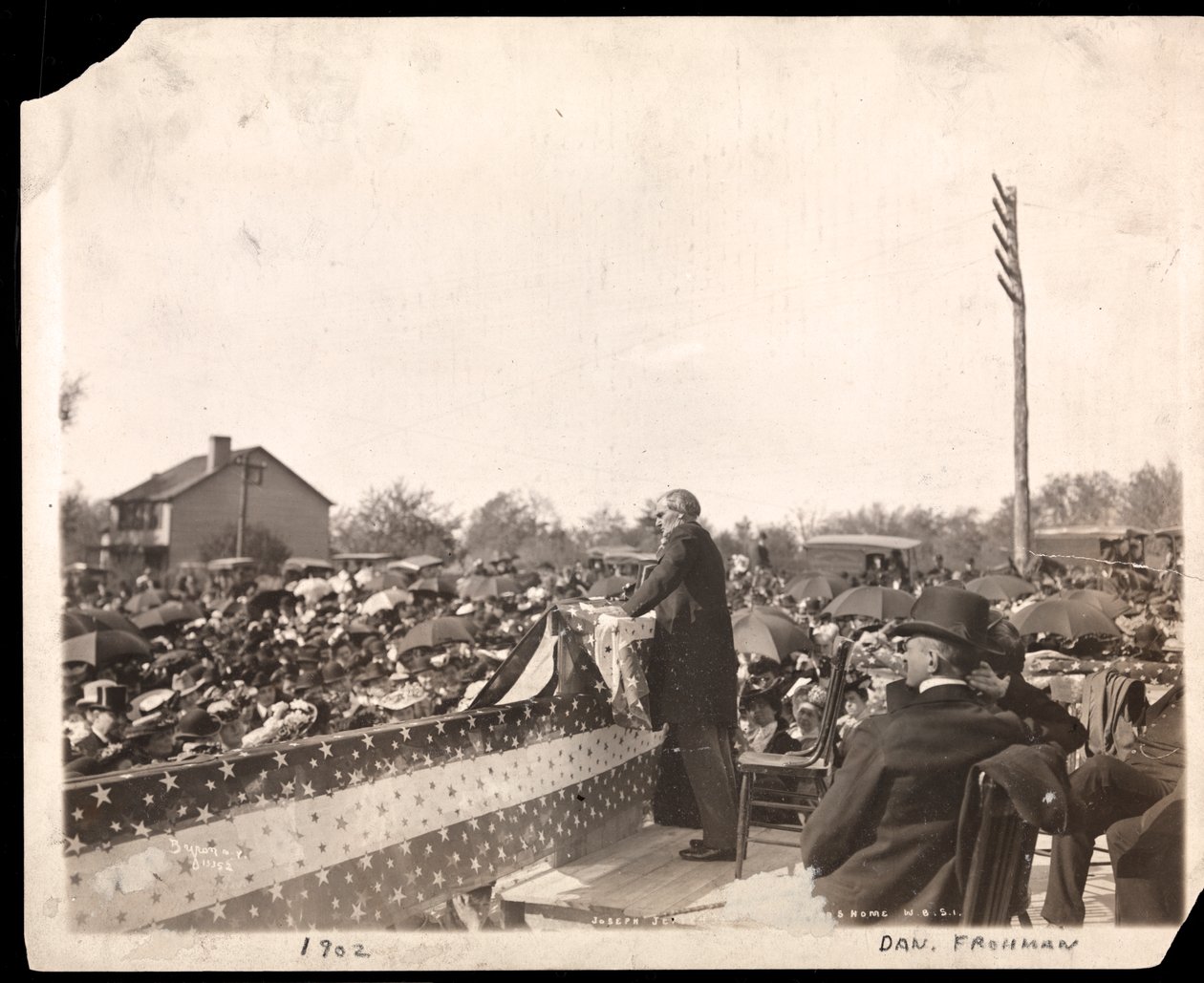 Joseph Jefferson przemawiający do tłumu zgromadzonego na poświęceniu Domu Aktora w West New Brighton, Staten Island, Nowy Jork, 1902 (srebrny odbitka żelatynowa) autorstwa Byron Company
