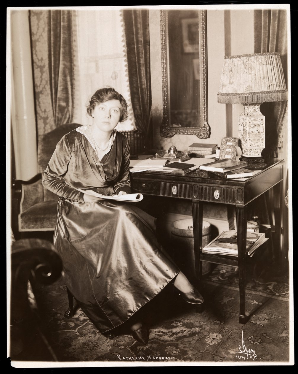 Kathleen MacDonell, ok. 1914 (srebrny odcisk żelatynowy) autorstwa Byron Company