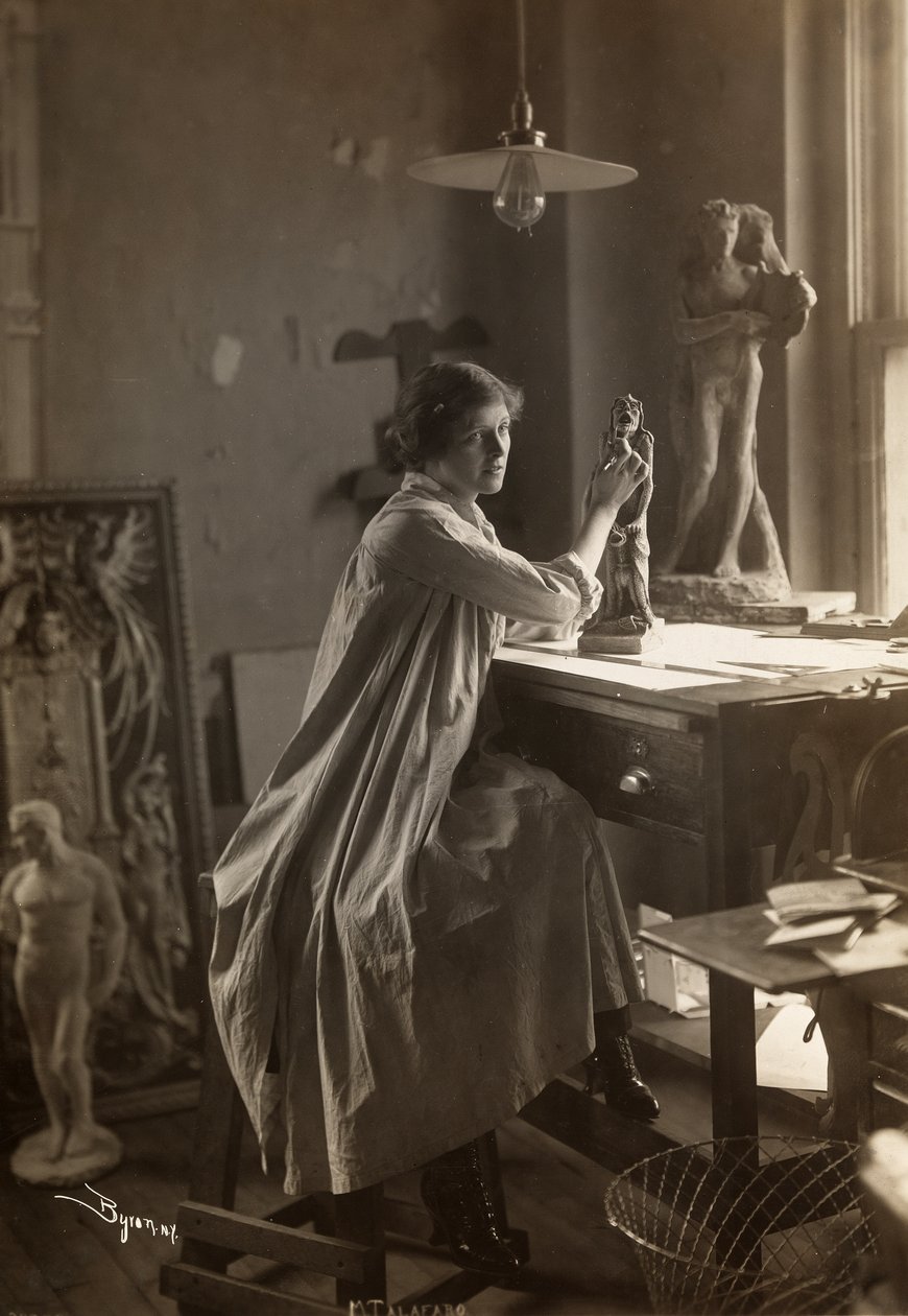 Mabel Taliaferro pracująca nad rzeźbą w swojej pracowni, Nowy Jork, ok. 1916 (odbitka żelatynowa srebrna) autorstwa Byron Company