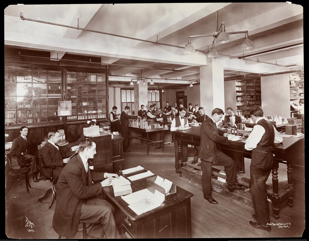 Mężczyźni realizujący zamówienia w biurze w Parke, Davis und Co., apteka, Hudson und Vestry Streets, Nowy Jork, 1910 (srebrny odbitka żelatynowa) autorstwa Byron Company