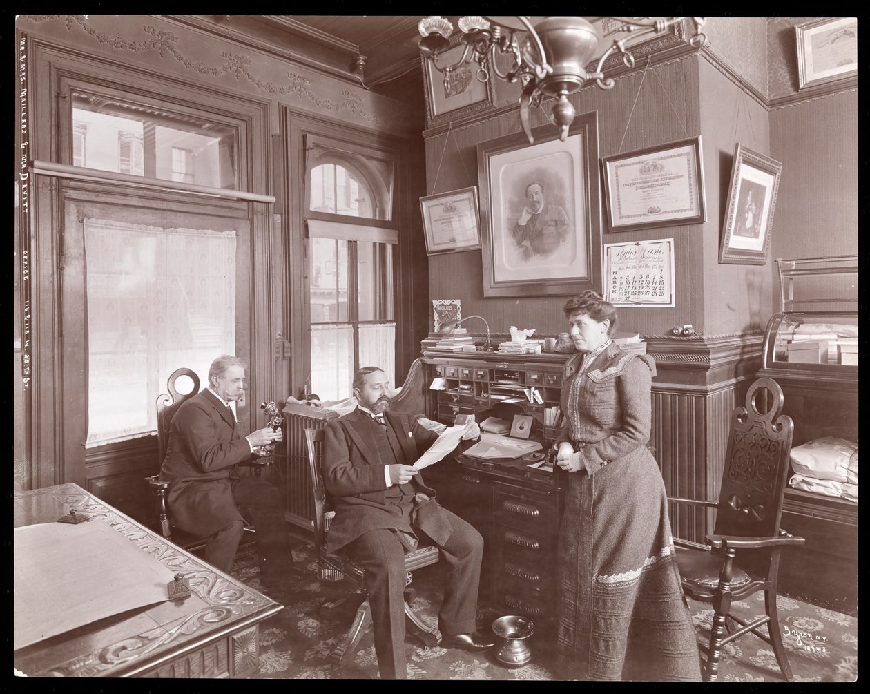 Państwo Maillard i pan Davitt w biurze Fabryki Czekolady Maillarda, 1902 (srebrny odbitka żelatynowa) autorstwa Byron Company