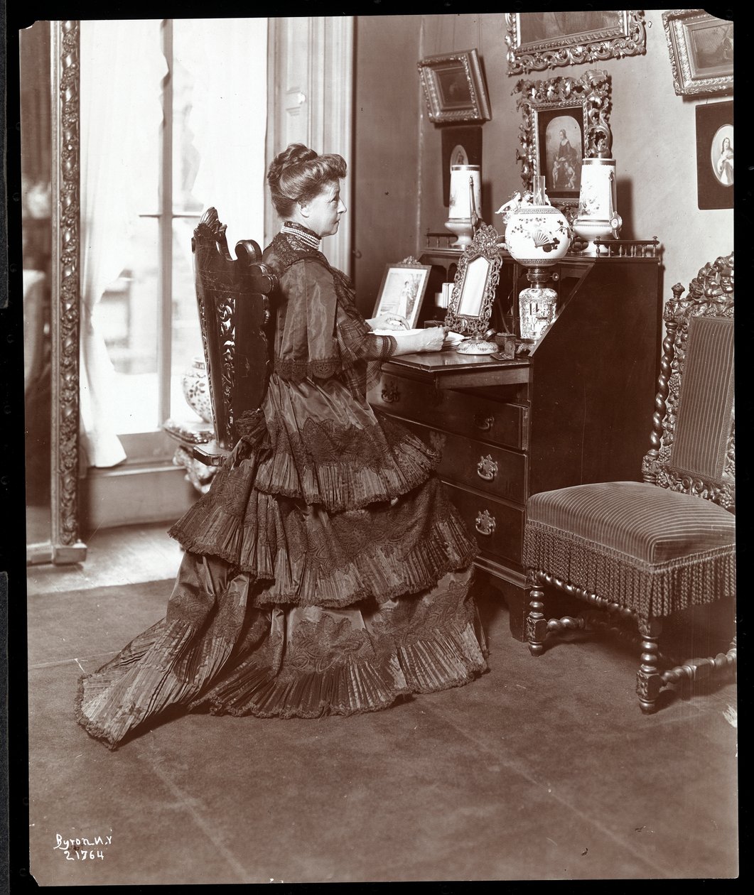 Pani K. Duer przy swoim biurku, Nowy Jork, 1906 (srebrny odbitka żelatynowa) autorstwa Byron Company