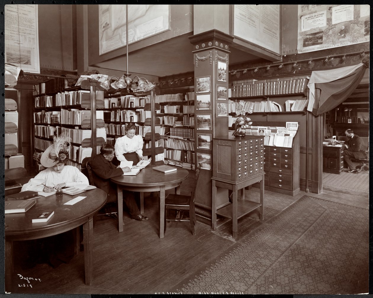 Ludzie w bibliotece (prawdopodobnie w biurze panny Noble) w Amerykańskim Instytucie Opieki Społecznej, Nowy Jork, 1906 (srebrny odbitka żelatynowa) autorstwa Byron Company