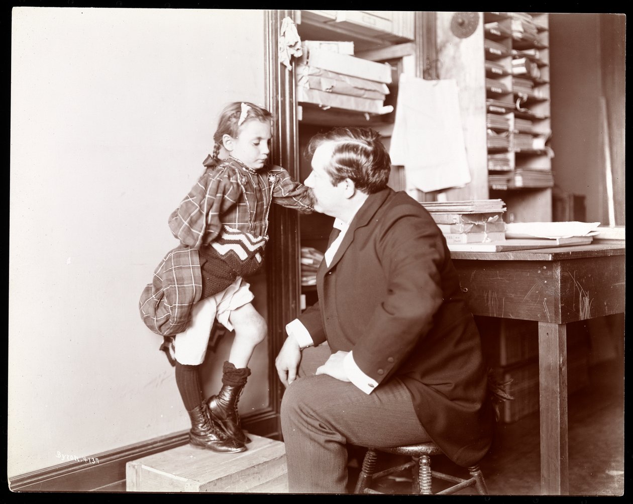 Profesor Atkinson, angielski seter kości, z młodą pacjentką, 1898 (srebrny odcisk żelatynowy) autorstwa Byron Company