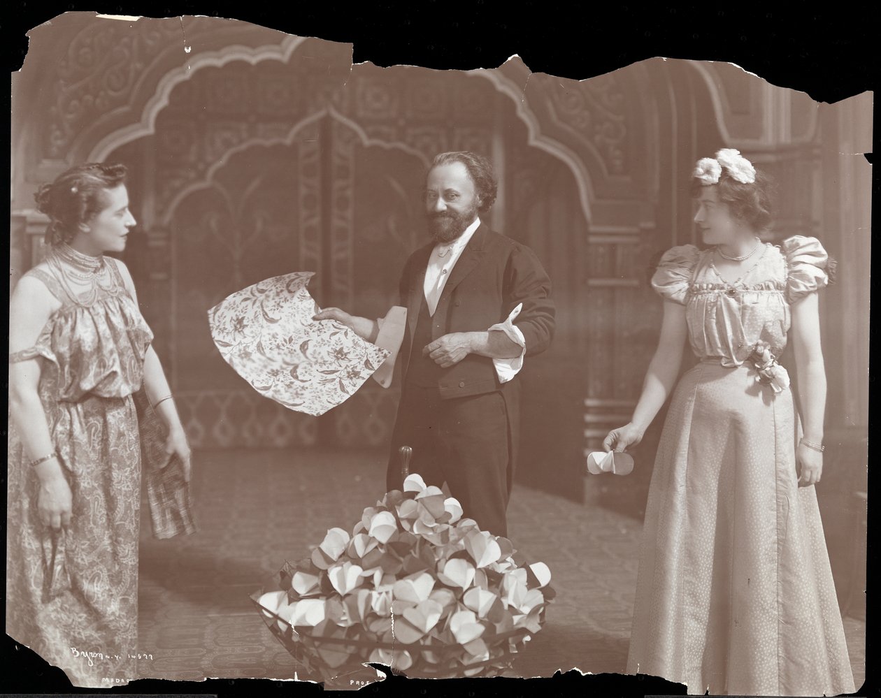 Profesor De Kolta na scenie z dwiema kobietami, 1902 (odbitka żelatynowa) autorstwa Byron Company