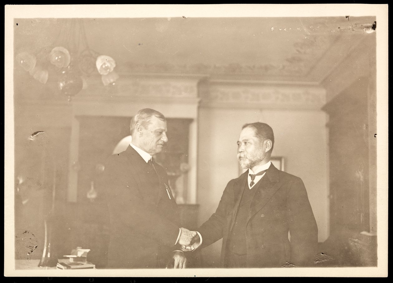 Kontradmirał Robley Dunglison Evans uścisk dłoni z innym mężczyzną, 1906 (srebrny odcisk żelatynowy) autorstwa Byron Company