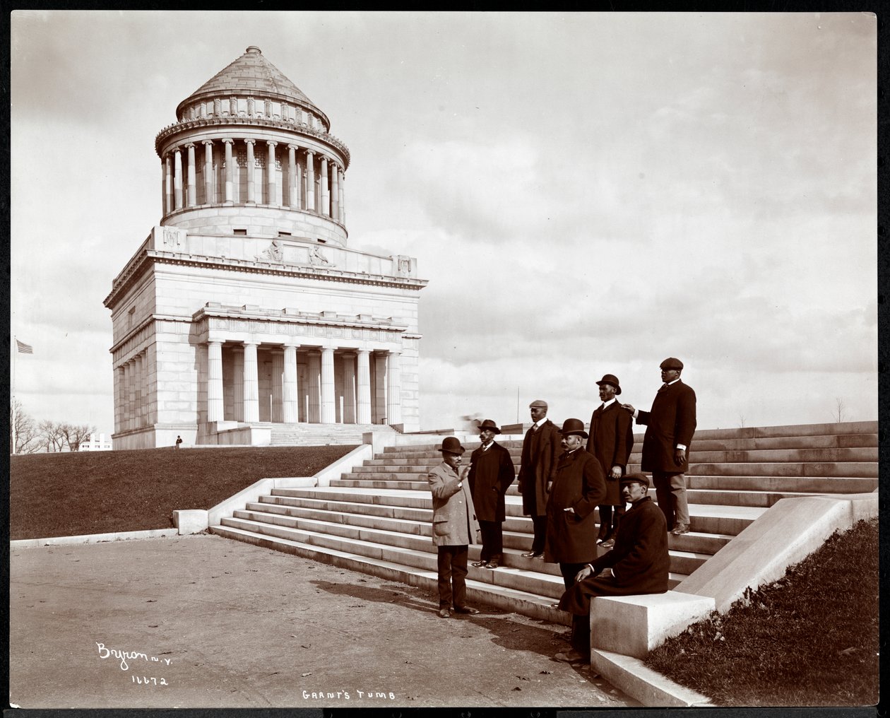 Siedmiu Afroamerykanów wychodzących z grobu Granta na Riverside Drive, Nowy Jork, 1903 (srebrny odbitka żelatynowa) autorstwa Byron Company