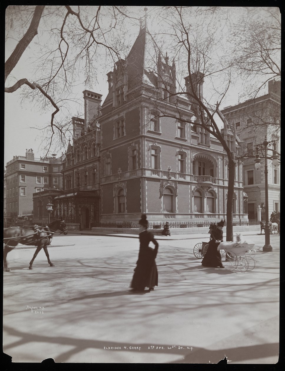Rezydencja Elbridge Thomas Gerry przy 61st Street, z drugiej strony 5th Avenue, Nowy Jork, 1899 lub 1900 (srebrny odbitka żelatynowa) autorstwa Byron Company