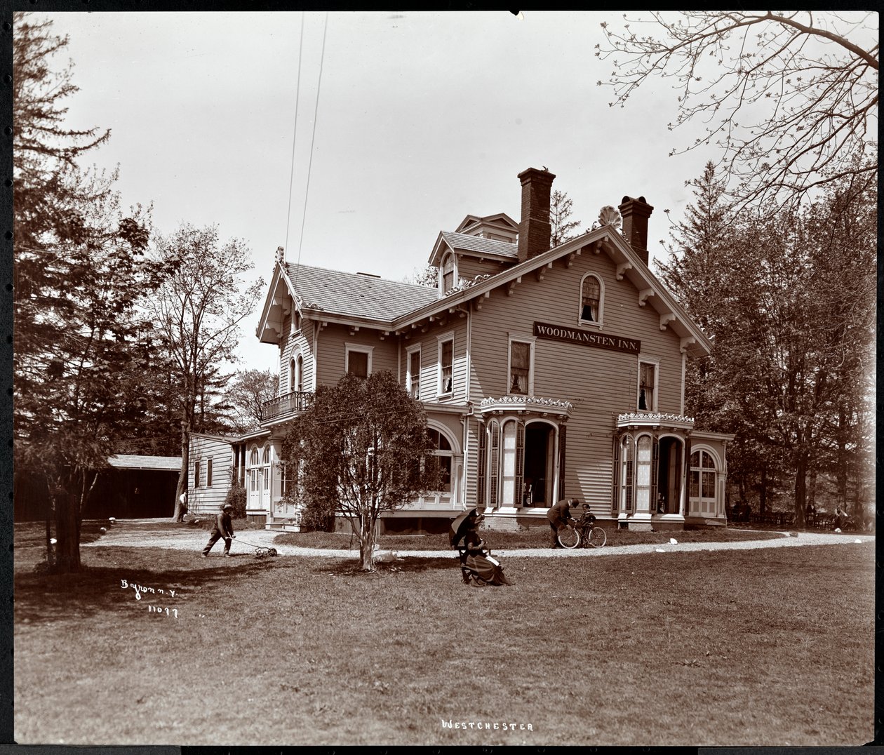 Zajazd Woodmansten, Westchester, Nowy Jork, 1901 (odbitka żelatynowa) autorstwa Byron Company
