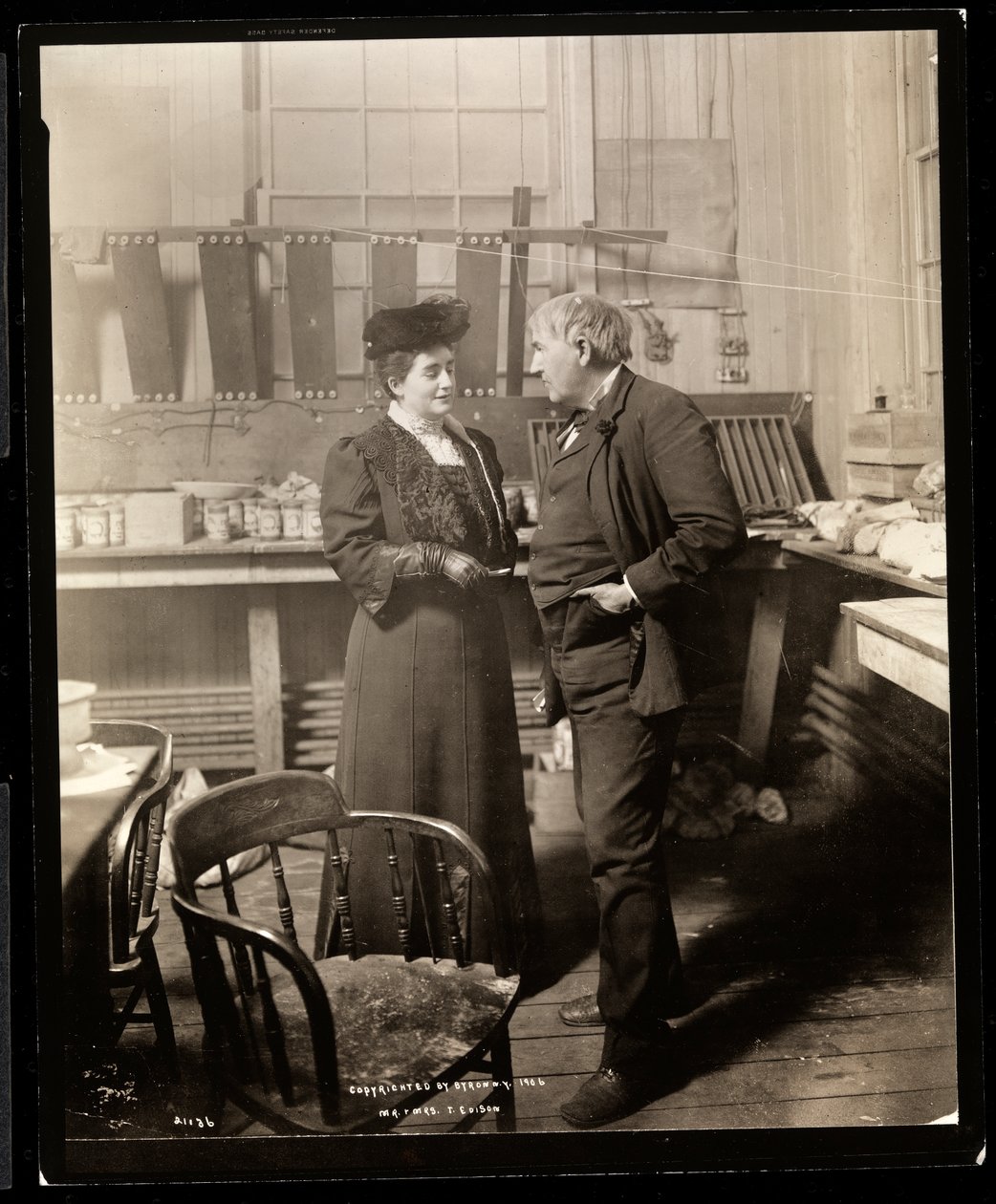 Thomas Edison i jego druga żona w swoim laboratorium, 1906 (srebrna odbitka żelatynowa) autorstwa Byron Company