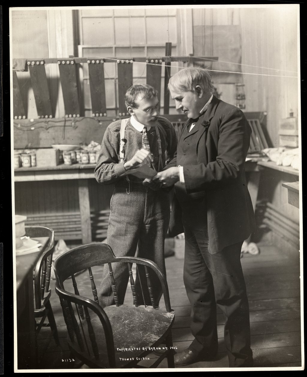 Thomas Edison w swoim laboratorium, 1906 (odbitka żelatynowa) autorstwa Byron Company