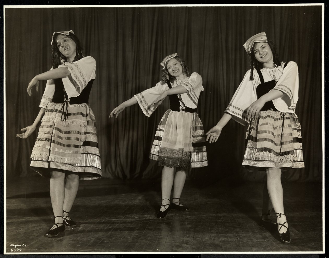Trzy niewidome młode kobiety w kostiumach tańczą na scenie w przedstawieniu nowojorskim Association for the Blind, Nowy Jork, 1931 (srebrny odbitka żelatynowa) autorstwa Byron Company