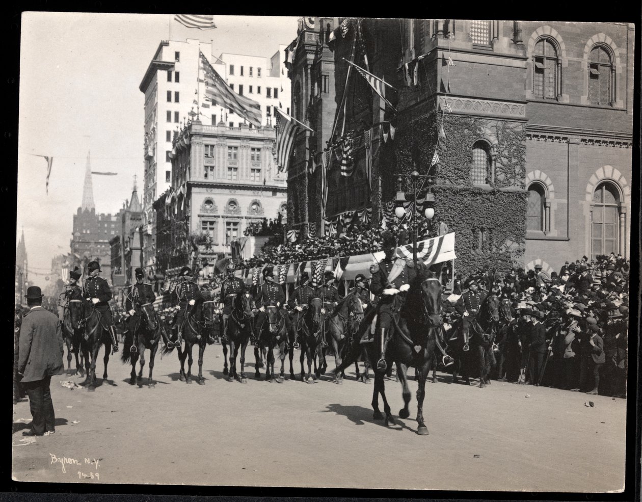 Widok generała Roe i sztabu gubernatora na koniu w Dewey Parade na Fifth Avenue, Nowy Jork, 1938 (srebrny odbitka żelatynowa) autorstwa Byron Company