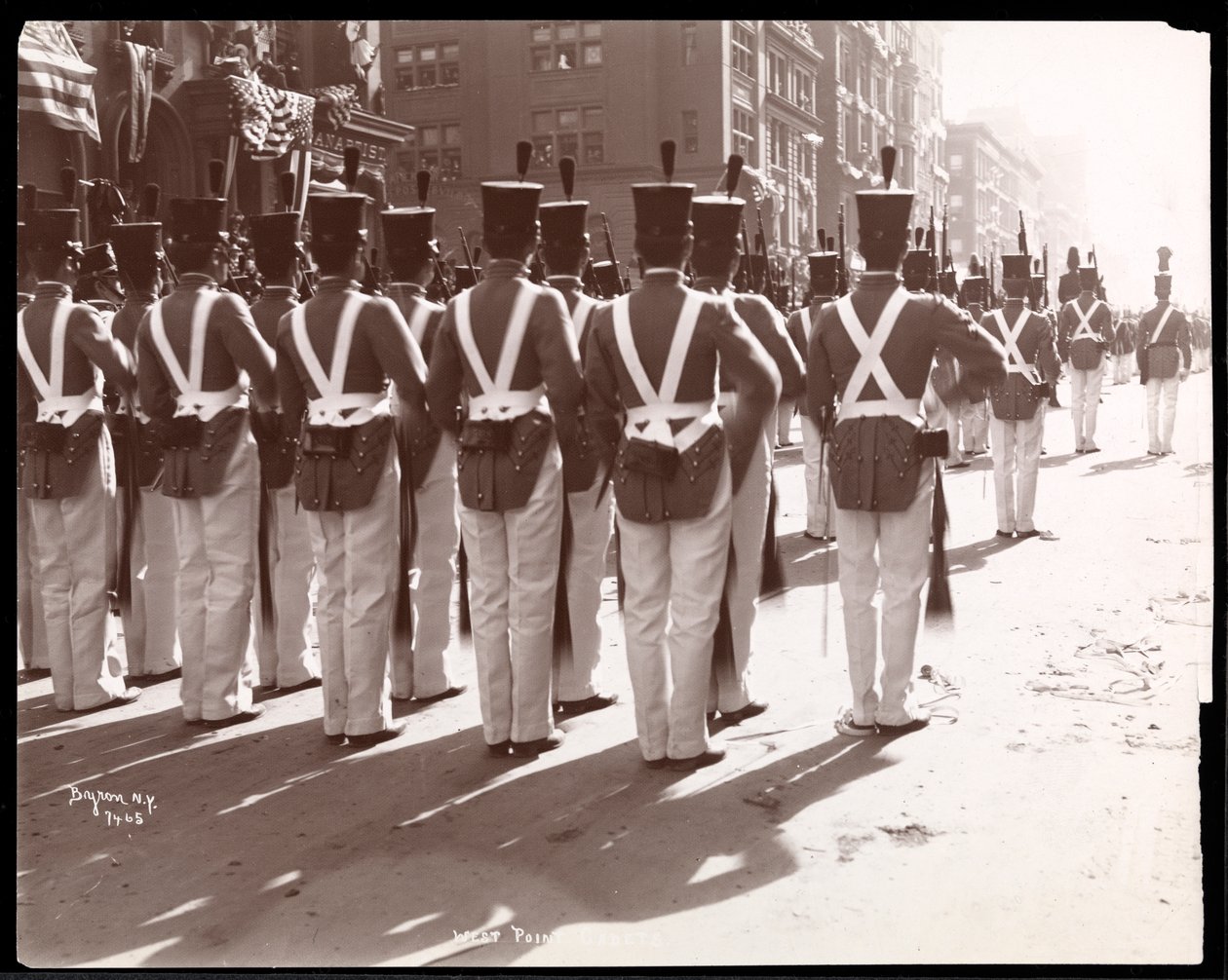 Widok kadetów West Point w Dewey Parade na Fifth Avenue, Nowy Jork, 1899 (srebrny odbitka żelatynowa) autorstwa Byron Company