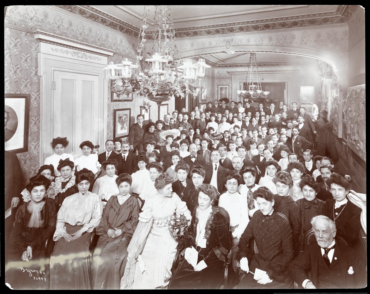 Widok tłumu w pokoju w Instytucie Ludowym, Nowy Jork, 1904 (srebrny odbitka żelatynowa) autorstwa Byron Company