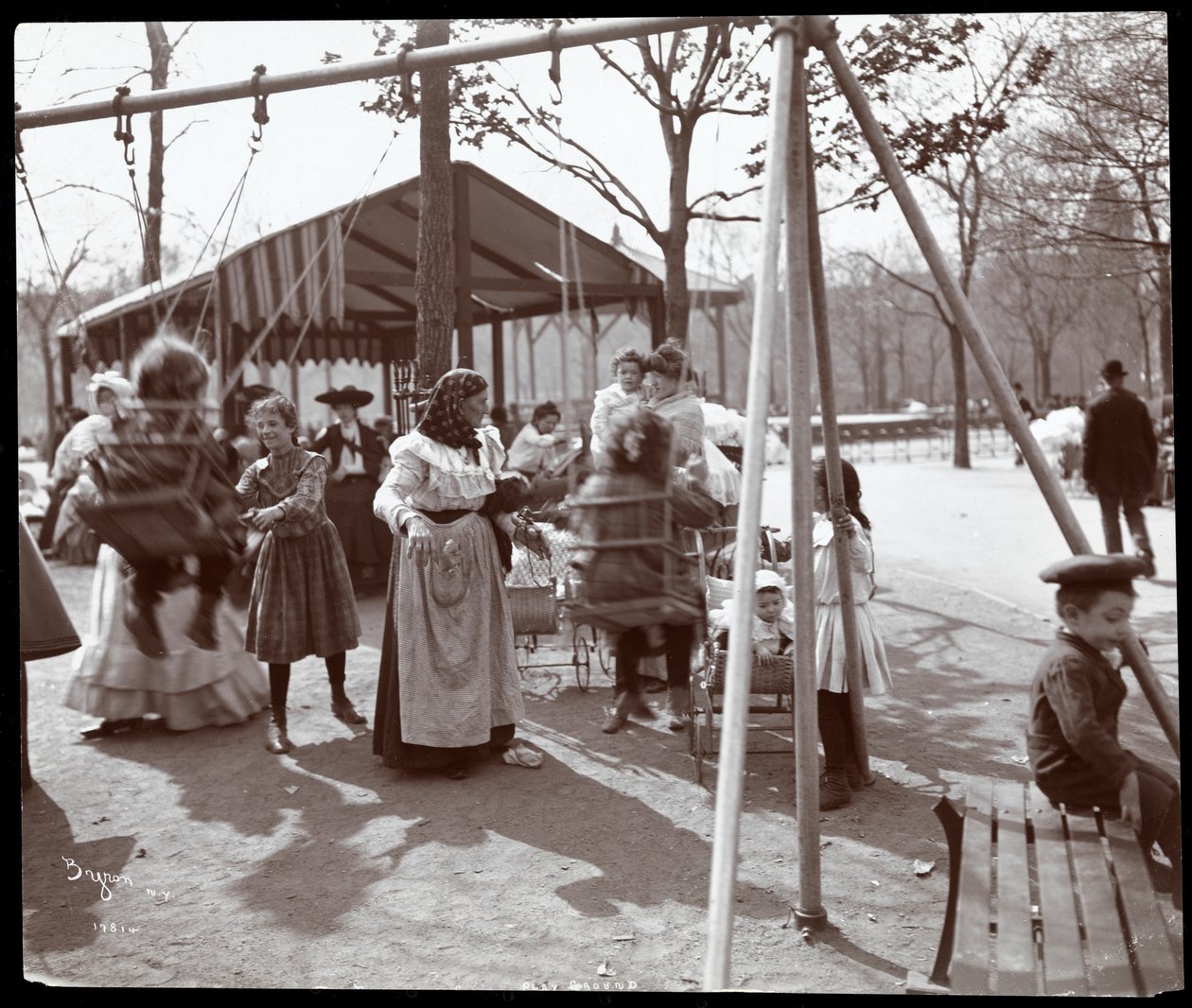 Widok kobiety popychającej dzieci na huśtawkach w Tompkins Square Park, w dzień Arbor, Nowy Jork, 1904 (srebrny odbitka żelatynowa) autorstwa Byron Company