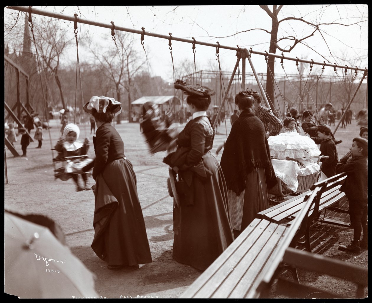 Widok kobiety popychającej dzieci na huśtawkach w Tompkins Square Park, w dzień Arbor, Nowy Jork, 1904 (srebrny odbitka żelatynowa) autorstwa Byron Company