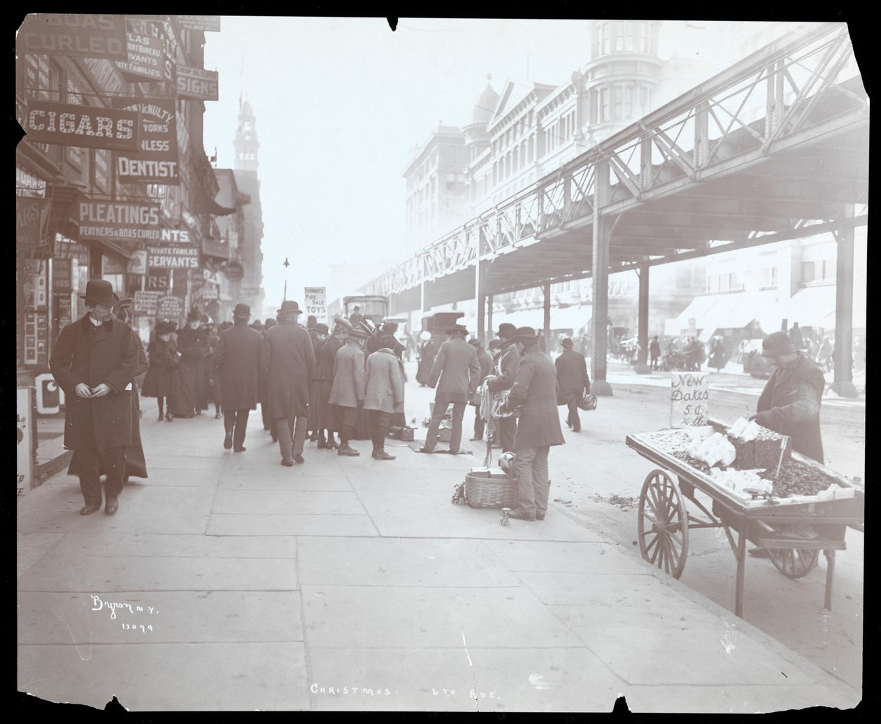 Widok handlarzy sprzedających zabawki i daktyle na 6th Avenue w czasie Bożego Narodzenia, Nowy Jork, 1903 (odbitka żelatynowa) autorstwa Byron Company