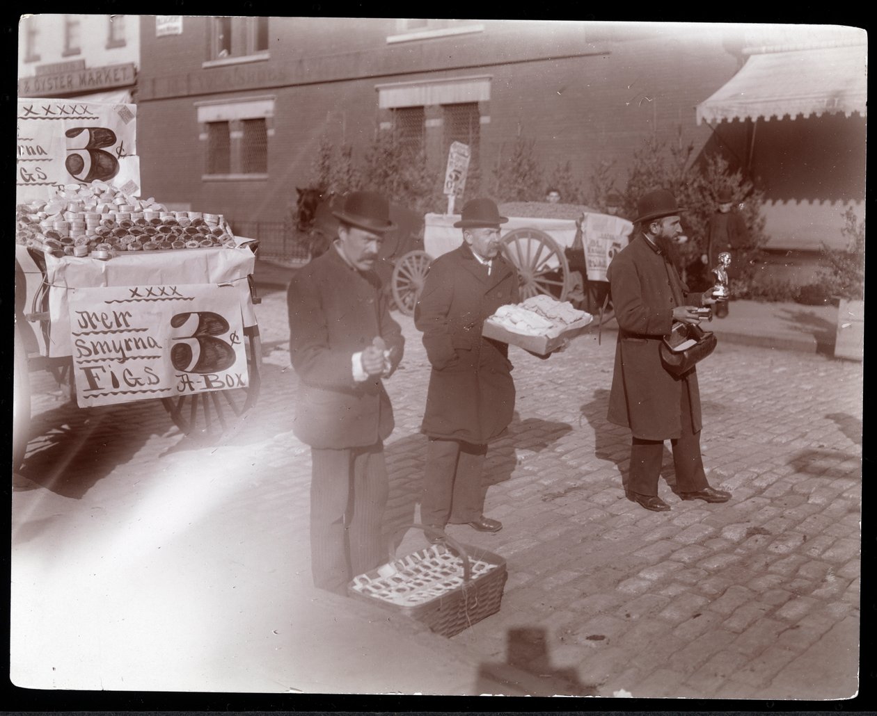 Widok ulicznych sprzedawców fig i innych towarów w pobliżu 6. Alei, Nowy Jork, ok. 1903 r. (odbitka żelatynowa) autorstwa Byron Company