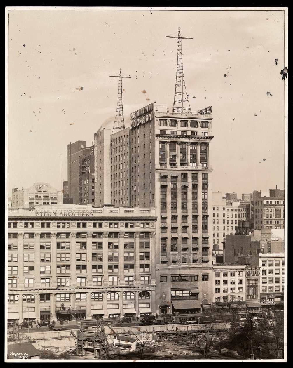Widok budynku Aeolian nad Bryant Park, 29 West 42nd Street, Nowy Jork, 1924 (srebrny odbitka żelatynowa) autorstwa Byron Company