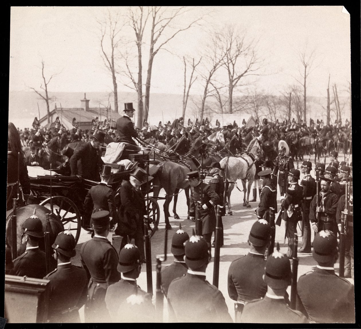 Widok tłumu i wojskowych otaczających powóz z prezydentem Harrisonem w grobowcu Granta, Nowy Jork, 1898 (srebrny odbitka żelatynowa) autorstwa Byron Company