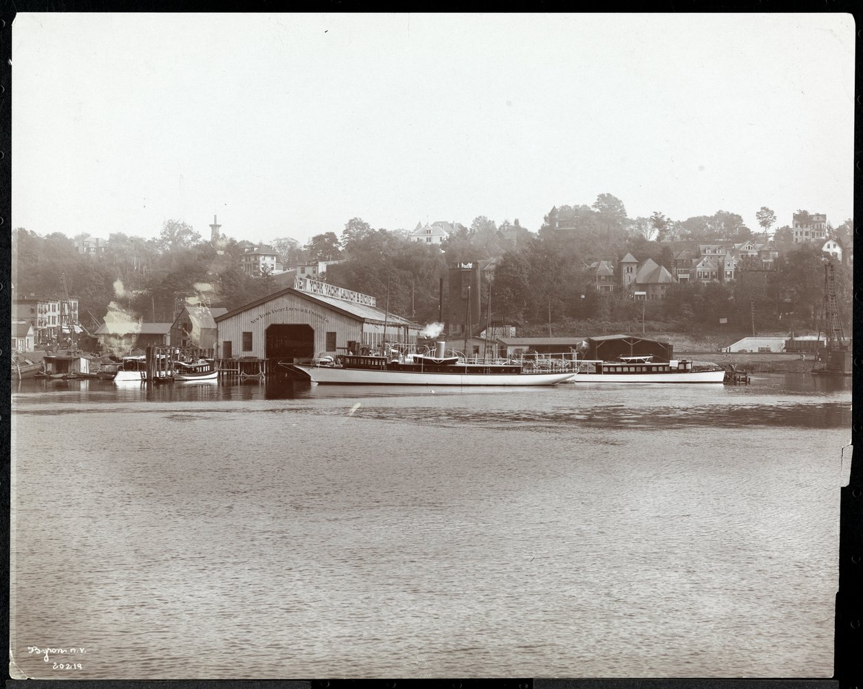 Widok na molo i warsztaty jachtu New York Yacht, Launch und Engine Co. na rzece Harlem, Nowy Jork, 1905 (srebrny odbitka żelatynowa) autorstwa Byron Company