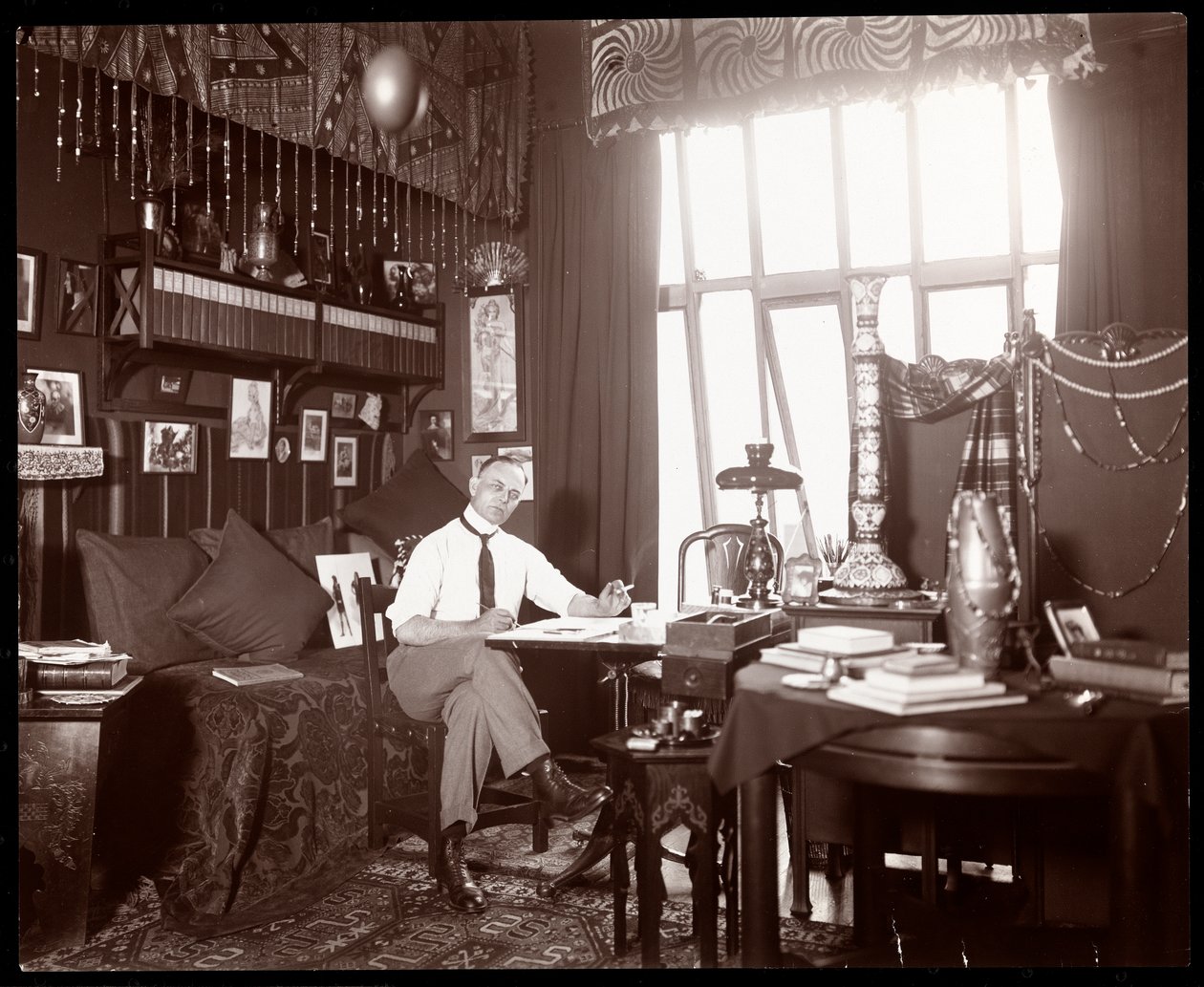 Will R. Barnes rysuje w swojej pracowni, ok. 1900 (odbitka żelatynowa) autorstwa Byron Company