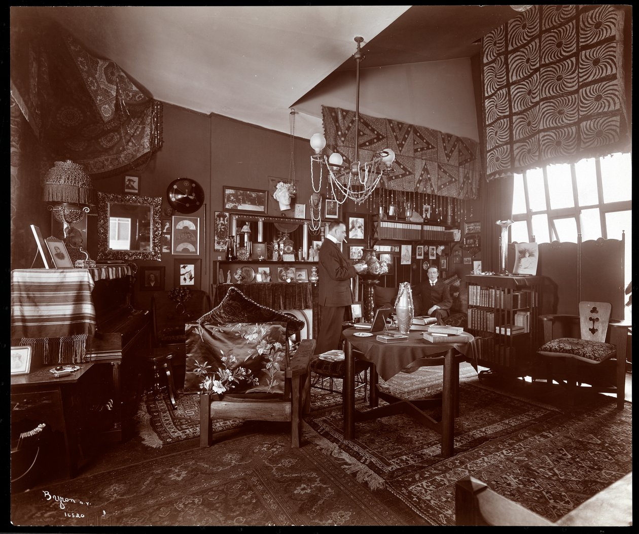 Will R. Barnes w swojej pracowni, 1903 (srebrna odbitka żelatynowa) autorstwa Byron Company