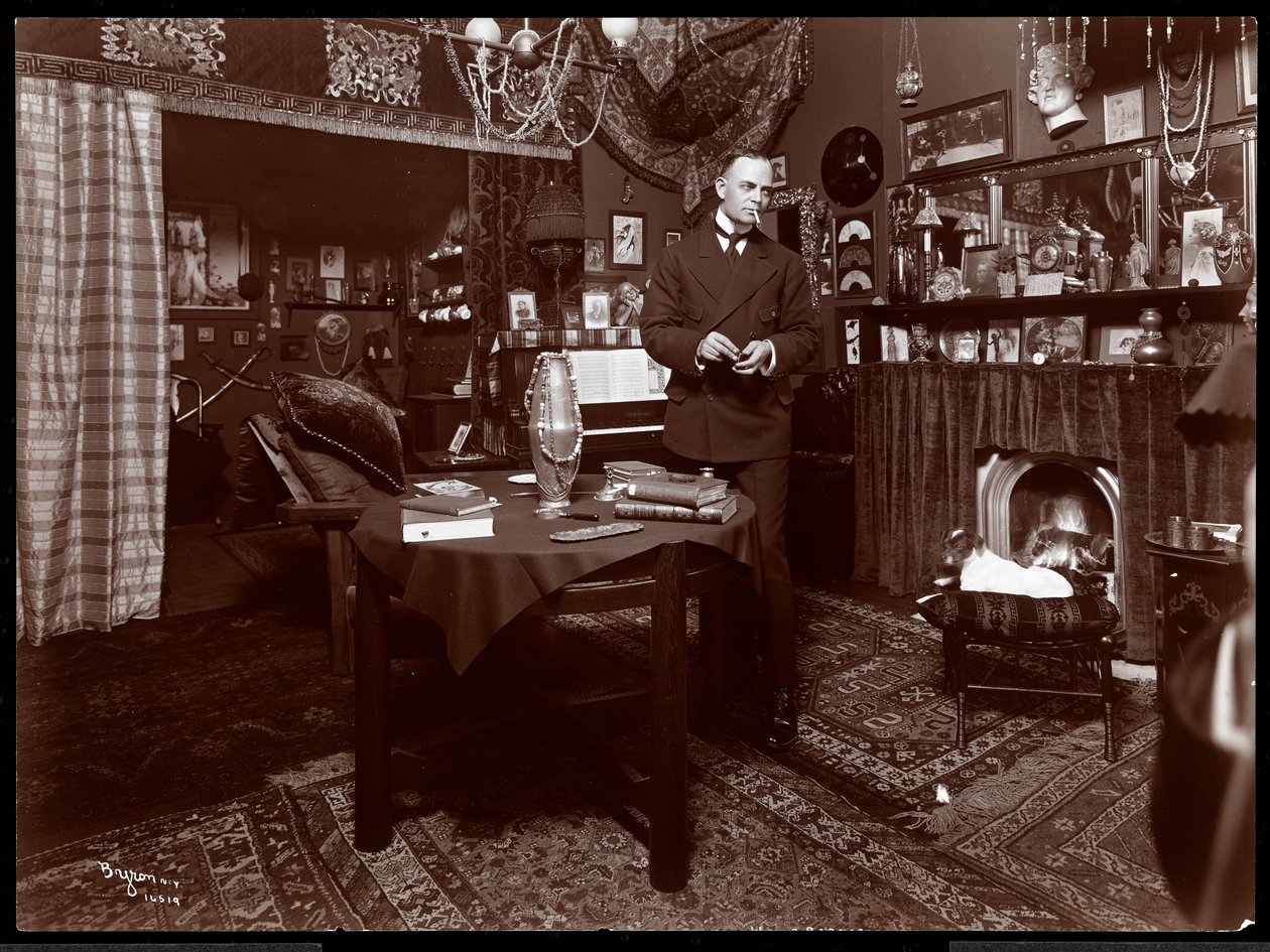 Will R. Barnes stojący przy stole w swojej pracowni, 1903 (srebrny odbitka żelatynowa) autorstwa Byron Company