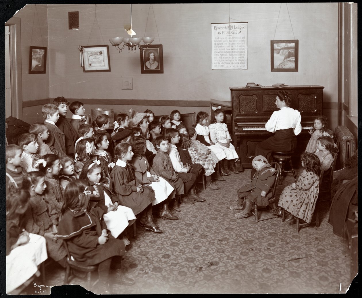 Kobiety i dzieci w pokoju z kwiatami w National Fruit und Flower Guild, 247 Spring Street, Nowy Jork, 1906 (srebrny odbitka żelatynowa) autorstwa Byron Company