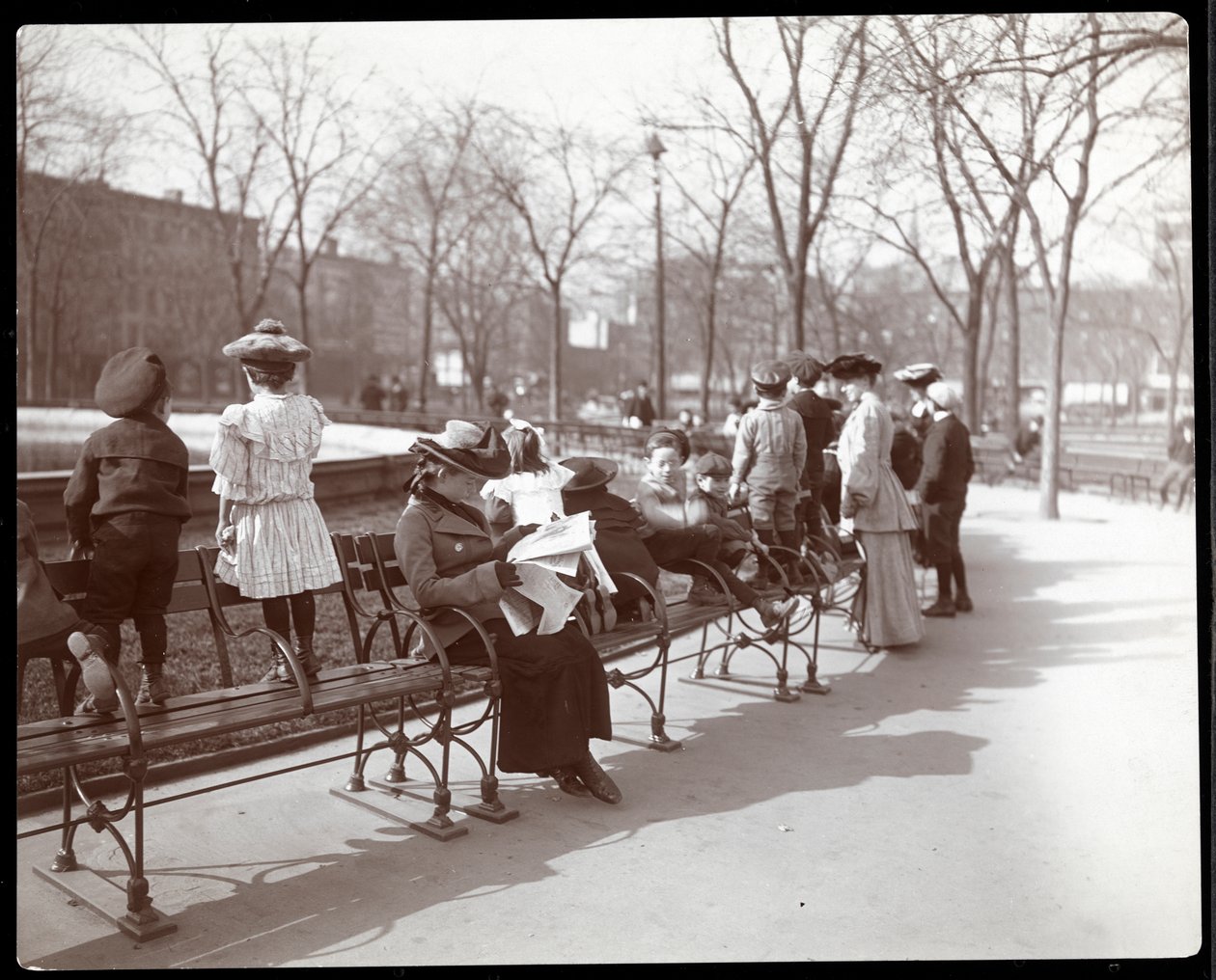 Kobiety i dzieci na ławkach w parku na Union Square, Nowy Jork, 1903 (odbitka żelatynowa) autorstwa Byron Company