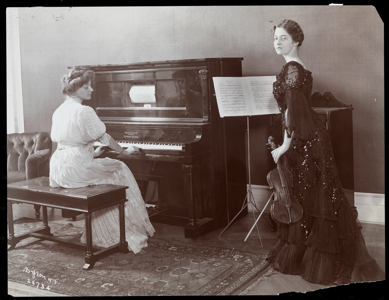 Kobiety grające na pianinie i skrzypcach, Nowy Jork, 1907 (srebrna odbitka żelatynowa) autorstwa Byron Company