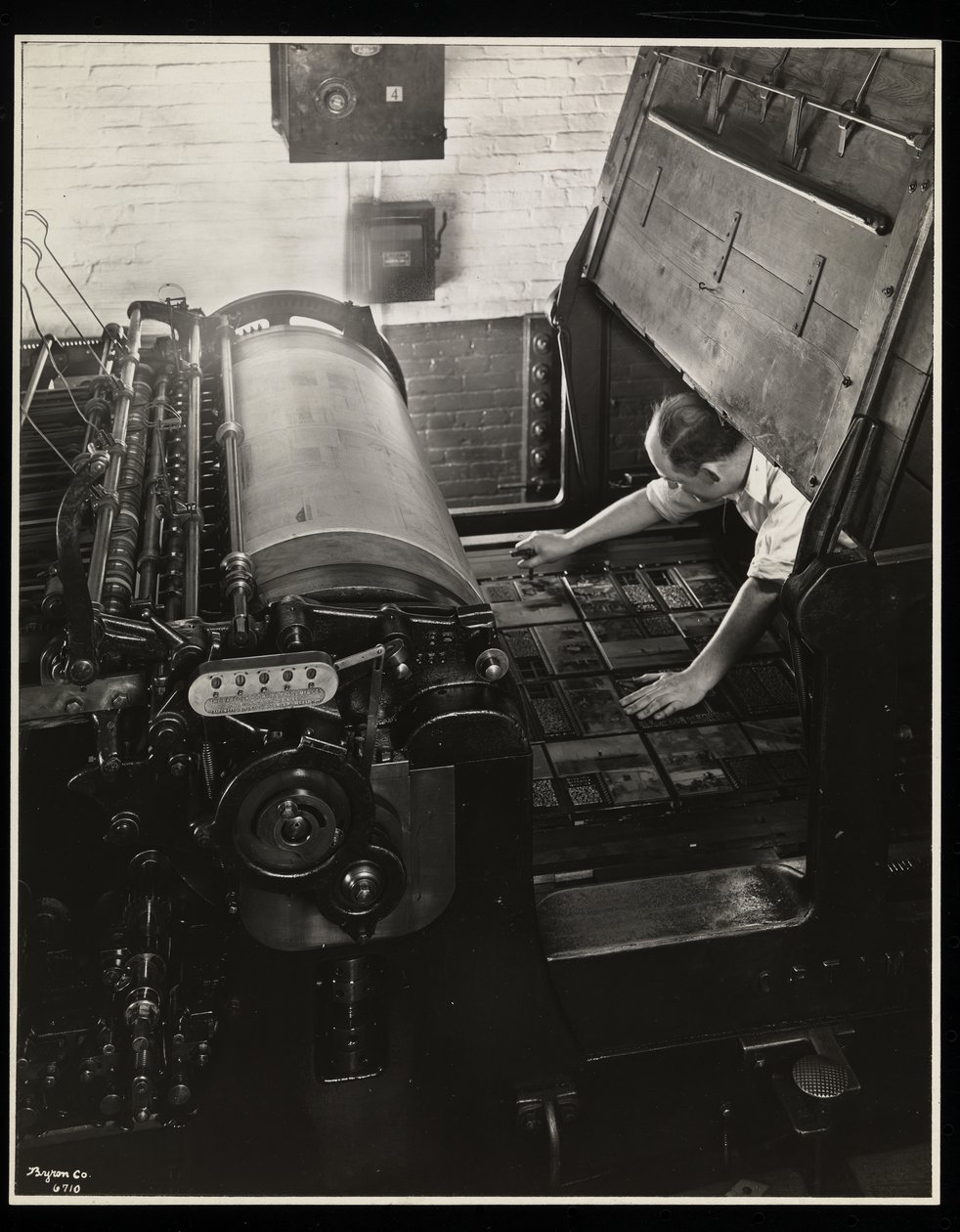 Praca w drukarni Meihle w Unz und Co., 24 Beaver Street, Nowy Jork, 1932 (srebrny odbitka żelatynowa) autorstwa Byron Company