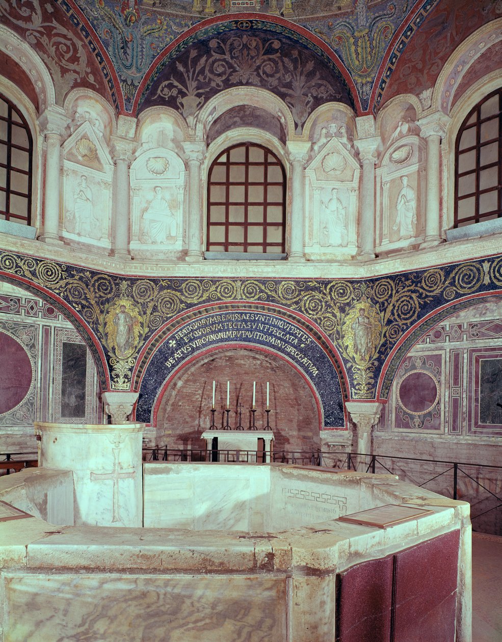 Absyda z chrzcielnicą autorstwa Byzantine
