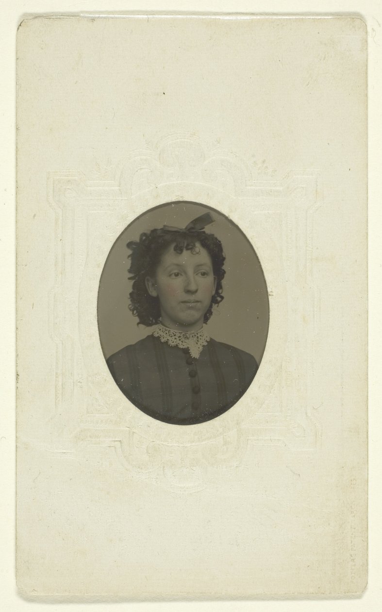 Portret Violi Miodu autorstwa C. W. Mitchell