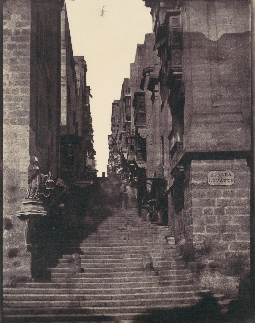 Strada Levante, Valletta, Malta, lata 50. XIX wieku. autorstwa Calvert Jones