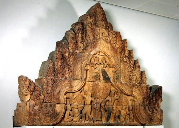 Cokół z gopury z Banteay Srei, Kambodża, ok. 967 (różowy piaskowiec) autorstwa Cambodian School