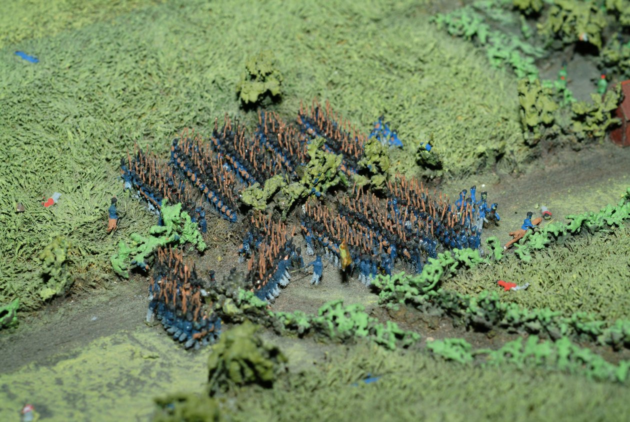 Diorama bitwy pod Waterloo przedstawiająca wojska ustawione na godzinę 19.45 w dniu 18 czerwca 1815 r. (media mieszane) (szczegóły) autorstwa Capt. William Siborne