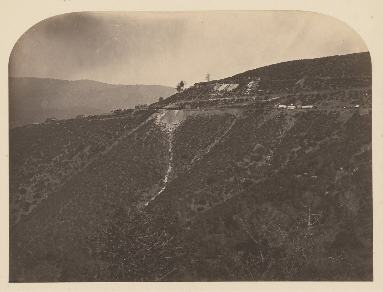 (Kopalnia Sosny) autorstwa Carleton E. Watkins