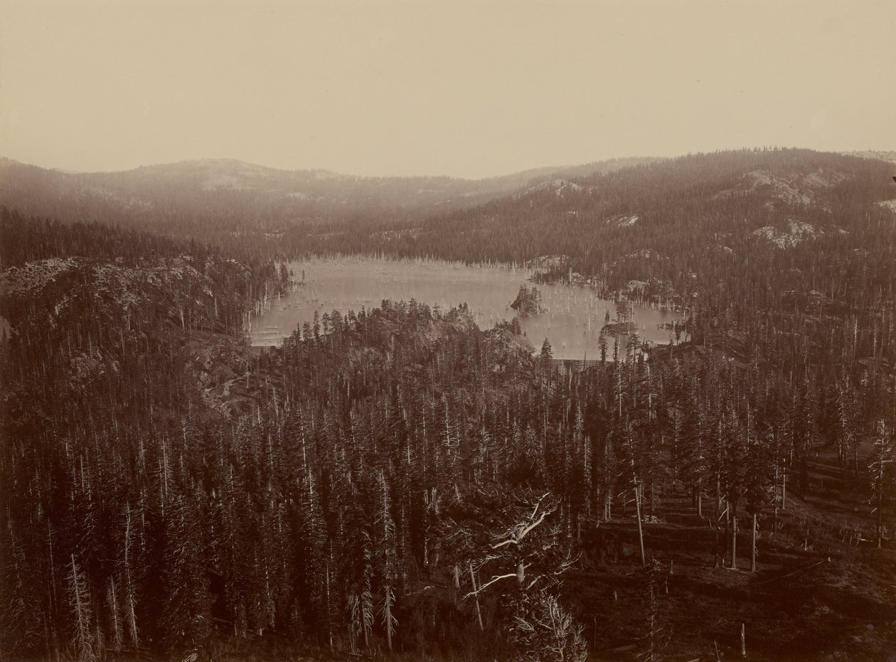 Tamy i jezioro, hrabstwo Nevada, odległy widok autorstwa Carleton Watkins