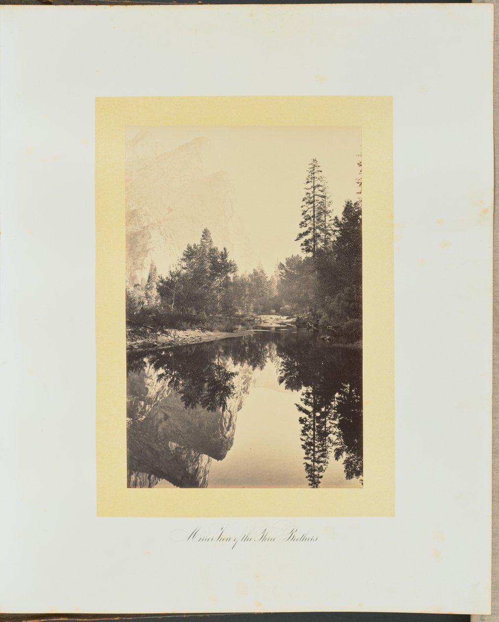 Lustrzane odbicie trzech braci autorstwa Carleton Watkins