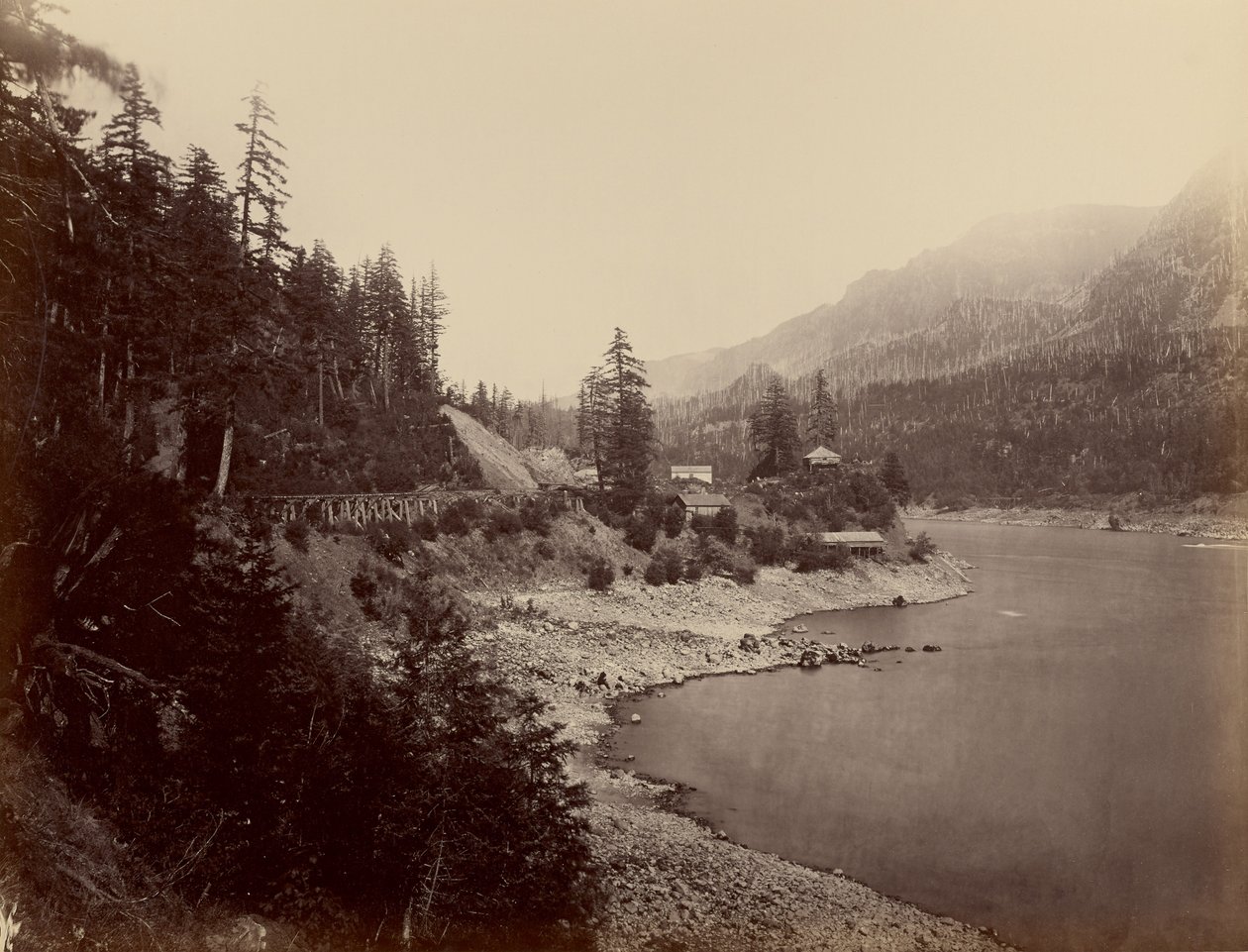 [The Middle Block House, Columbia River]. autorstwa Carleton Watkins