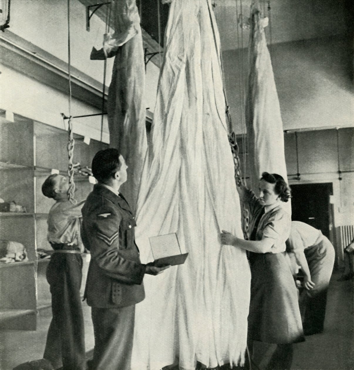 Pakowacze spadochronów, ok. 1943. autorstwa Cecil Beaton