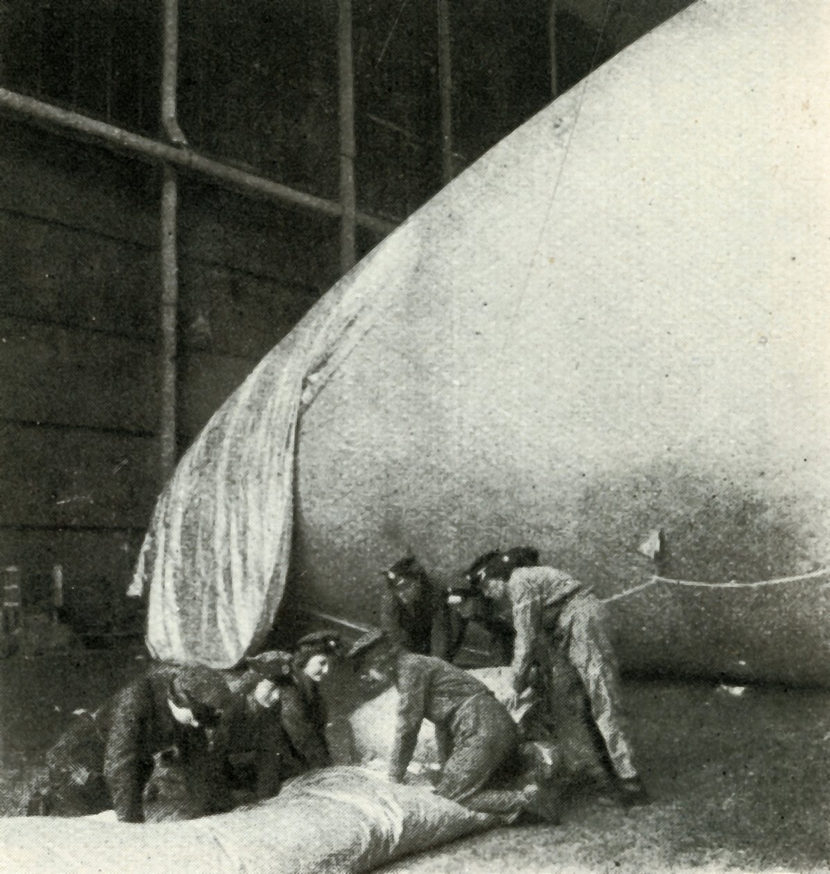 Naprawa balonów zaporowych, c1943. autorstwa Cecil Beaton