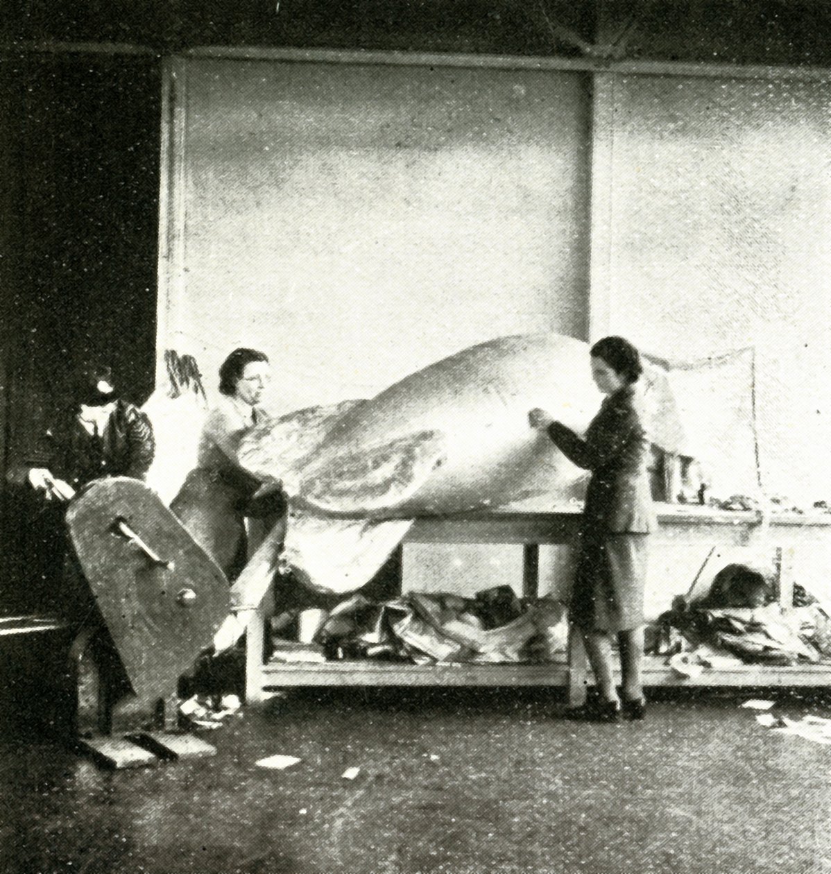 Naprawa balonów zaporowych, c1943. autorstwa Cecil Beaton